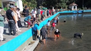 Jaga Kelestarian Ikan Dewa, Warga Cigugur Kompak Bersihkan Balong Girang