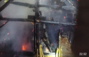 Diduga Akibat Terjangkit Demensia Sebuah Bangunan Hangus Terbakar