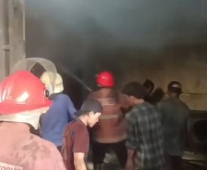 Saat Karyawan Sedang Istirahat, Pabrik Milik CV Rami Berkah Jaya Terbakar.