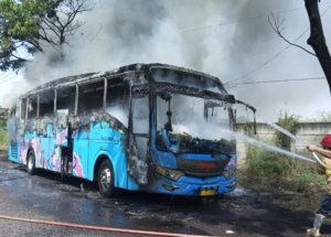 Sebuah Mobil Bus Jurusan Semarang Cirebon Berpenumpang 20 Orang Terbakar Hebat