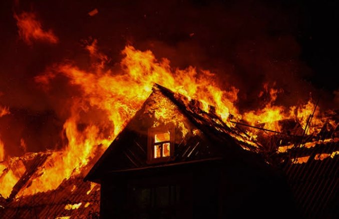 Sebuah Kontrakan Hangus Di Lalap Sijago Merah Ditengah Pada Rumah Penduduk Timbulkan Kepanikan Sebuah Kontrakan Hangus Di Lalap Sijago Merah Ditengah Pada Rumah Penduduk Timbulkan Kepanikan