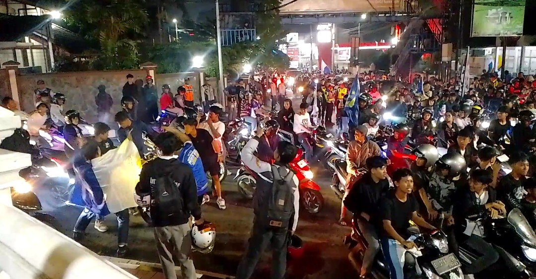 Persib Bandung Segel Gelar Juara Liga Indonesia, Ribuan Bobotoh Kuningan Birukan Jalanan! Persib Bandung Segel Gelar Juara Liga Indonesia, Ribuan Bobotoh Kuningan Birukan Jalanan!