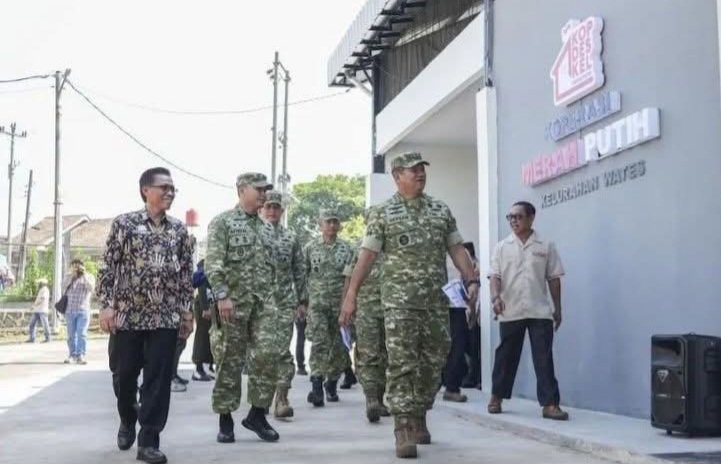 Pemkot Magelang dan Jajaran TNI Meninjau Operasional Koperasi di Wates Pemkot Magelang dan Jajaran TNI Meninjau Operasional Koperasi di Wates