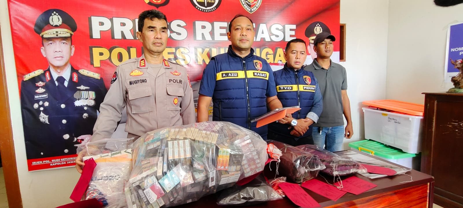 Polisi Tangkap Pencuri Ratusan Bungkus Rokok dengan Nilai Belasan Juta Rupiah Polisi Tangkap Pencuri Ratusan Bungkus Rokok dengan Nilai Belasan Juta Rupiah