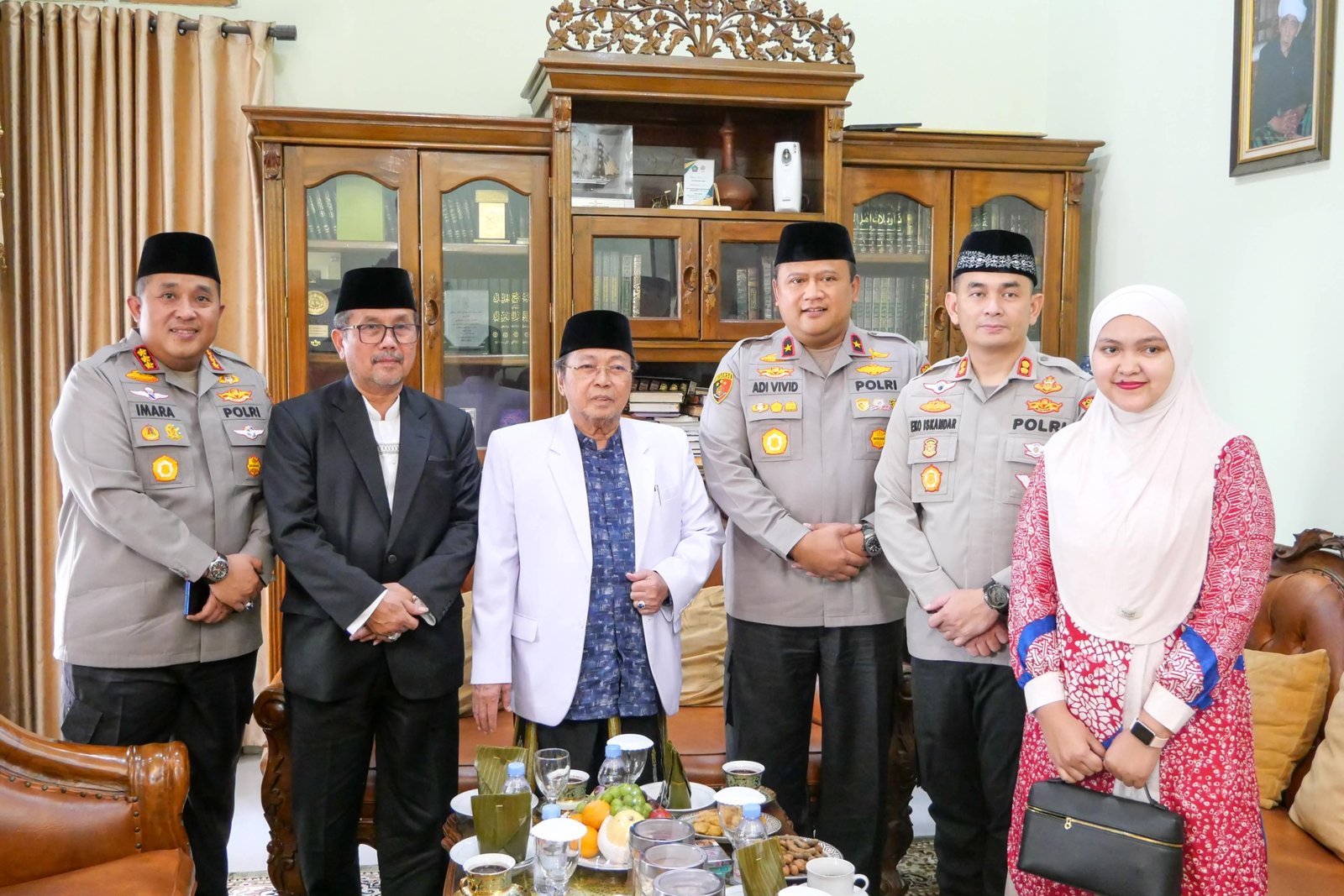 Wakapolda Jabar dan Kapolresta Cirebon Silaturahmi ke Ponpes Khas Kempek, Perkuat Sinergi Polri-Ulama Wakapolda Jabar dan Kapolresta Cirebon Silaturahmi ke Ponpes Khas Kempek, Perkuat Sinergi Polri-Ulama