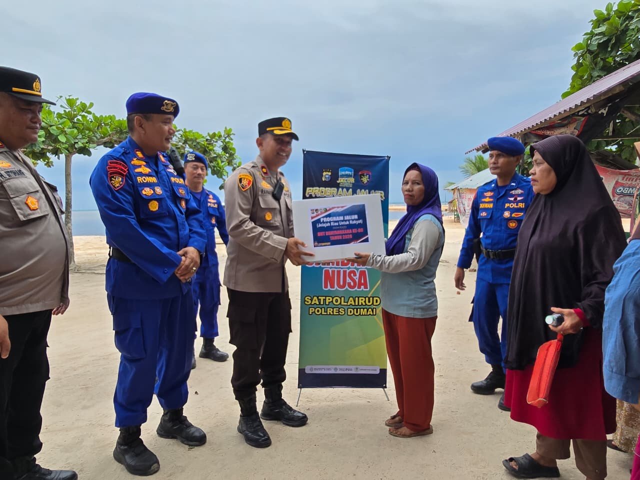 Program JALUR (Jelajah Riau Untuk Rakyat) Polres Dumai Hadir di Pantai Koneng, Salurkan Bantuan dan Layanan Kesehatan bagi Masyarakat Pesisir Program JALUR (Jelajah Riau Untuk Rakyat) Polres Dumai Hadir di Pantai Koneng, Salurkan Bantuan dan Layanan Kesehatan bagi Masyarakat Pesisir