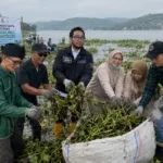 Forkopimda Bandung Barat Gotong Royong Bersihkan Eceng Gondok di Waduk Saguling