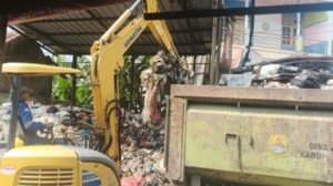 Dinas Lingkungan Hidup Kabupaten Cirebon Kuras TPS Pasar Minggu