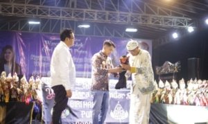 Ribuan Warga Cirebon Padati Pertunjukan Kesenian Rakyat dan Cek Kesehatan Gratis