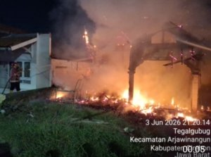Pakaian Bekas Ditumpuk Didepan Rumah Dan Dibakar Akibatkan Rumah Terbakar.