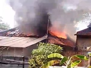 Kebakaran Dilingkungan Padat Rumah Penduduk Akibatkan Petugas Damkar Dilarikan Ke Rumah Sakit.