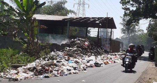 Warga PCL Talun Melakukan Aksi Protes Atas Menumpuknya Sampah Di TPS Warung Asem Warga PCL Talun Melakukan Aksi Protes Atas Menumpuknya Sampah Di TPS Warung Asem
