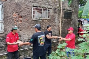 Semarak Bulan Bung Karno, DPC PDI Perjuangan Bedah Rumah Warga Sedong