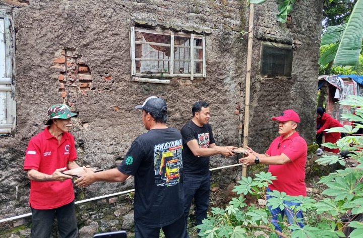 Semarak Bulan Bung Karno, DPC PDI Perjuangan Bedah Rumah Warga Sedong Semarak Bulan Bung Karno, DPC PDI Perjuangan Bedah Rumah Warga Sedong