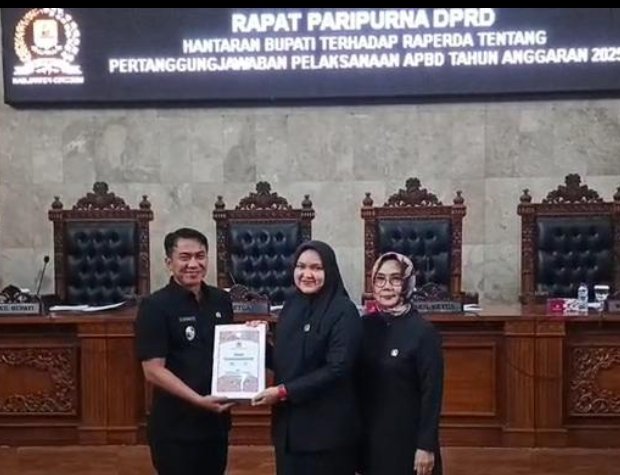 DPRD Resmi Menerima Dokumen Raperda Pertanggungjawaban APBD Th 2025. DPRD Resmi Menerima Dokumen Raperda Pertanggungjawaban APBD Th 2025.
