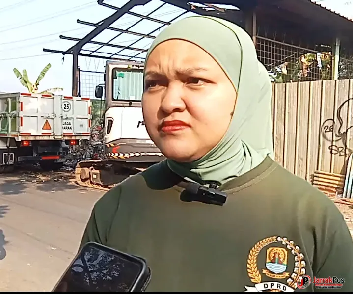 Ketua DPRD Cirebon Sidak Pengerukan Sampah di Jln. Ir. Soekarno Talun, 12 Truk Dikerahkan Ketua DPRD Cirebon Sidak Pengerukan Sampah di Jln. Ir. Soekarno Talun, 12 Truk Dikerahkan