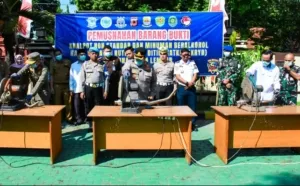 Polresta Cirebon Musnahkan 15 Ribu Botol Miras dan Ribuan Knalpot Brong Hasil Operasi Pekat