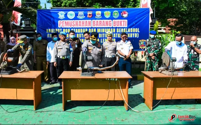 Polresta Cirebon Musnahkan 15 Ribu Botol Miras dan Ribuan Knalpot Brong Hasil Operasi Pekat Polresta Cirebon Musnahkan 15 Ribu Botol Miras dan Ribuan Knalpot Brong Hasil Operasi Pekat