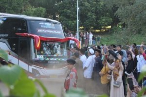 Kepulangan Jemaah Haji Asal Kuningan, Disambut Tangis Haru Keluarga
