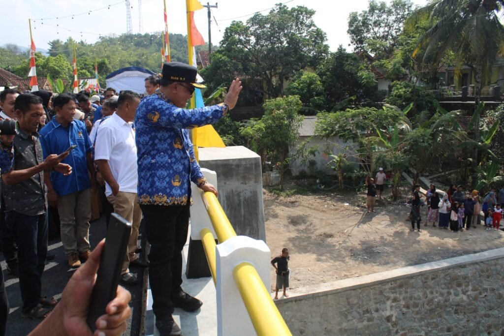 Usai Bupati Resmikan Jembatan, Ratusan Warga Ngobeng Ikan di Sungai Usai Bupati Resmikan Jembatan, Ratusan Warga Ngobeng Ikan di Sungai