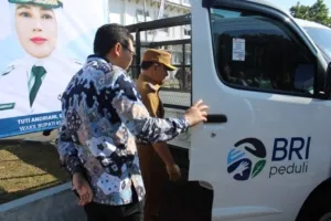 Pemkab Kuningan Dapatkan CSR 1 Unit Mobil Bak Sampah dari BRI Cabang Kuningan