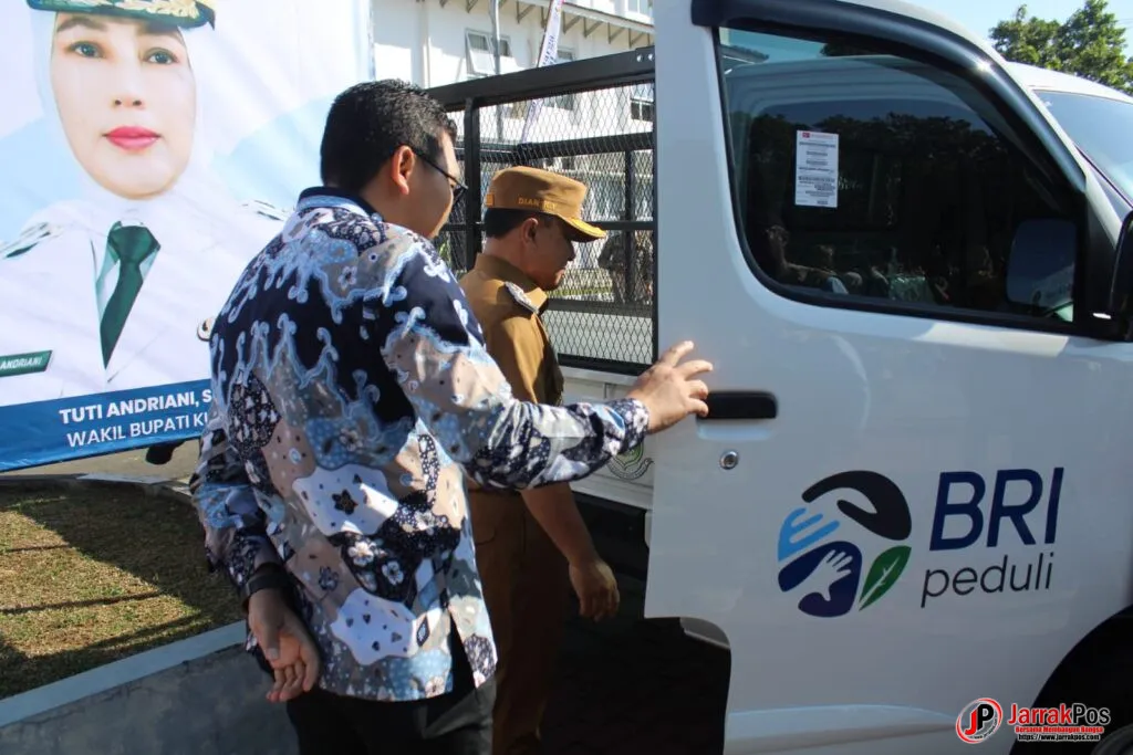 Pemkab Kuningan Dapatkan CSR 1 Unit Mobil Bak Sampah dari BRI Cabang Kuningan Pemkab Kuningan Dapatkan CSR 1 Unit Mobil Bak Sampah dari BRI Cabang Kuningan