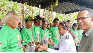 Usman Husin Serahkan Langsung Bibit Durian di Rote Ndao, Wabup: “Ini Bukan Sekadar Bibit, tetapi Wujud Cinta Kasih untuk Masyarakat”