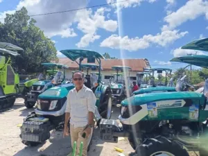 Di Tengah Perjalanan ke Hus Kuda Cup II, Usman Husin Mendadak Singgah Pastikan Bantuan Traktor Aspirasi untuk Petani Rote