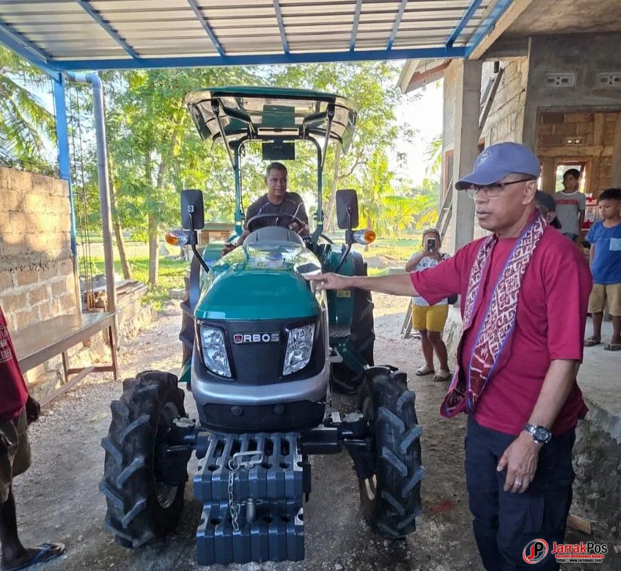 Usman Husin Perjuangkan Lima Traktor Roda Empat untuk Petani Kabupaten Kupang Usman Husin Perjuangkan Lima Traktor Roda Empat untuk Petani Kabupaten Kupang