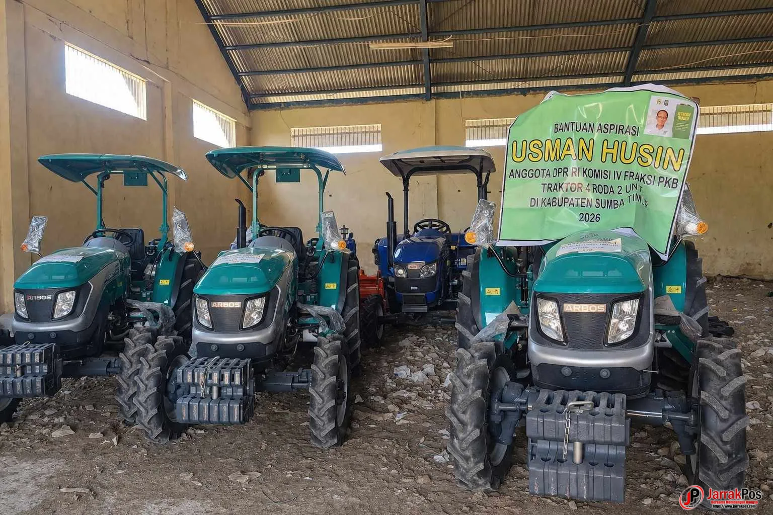 Aspirasi Usman Husin Hadir di Sumba Timur, Dua Kelompok Tani Terima Traktor Roda Empat untuk Pertama Kalinya Aspirasi Usman Husin Hadir di Sumba Timur, Dua Kelompok Tani Terima Traktor Roda Empat untuk Pertama Kalinya