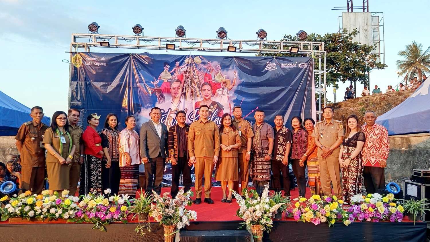Wali Kota Kupang Buka Festival Budaya Multi Etnis Tode Kisar, Tegaskan Harmoni Keberagaman Perkuat Persatuan dan Ekonomi Warga Wali Kota Kupang Buka Festival Budaya Multi Etnis Tode Kisar, Tegaskan Harmoni Keberagaman Perkuat Persatuan dan Ekonomi Warga
