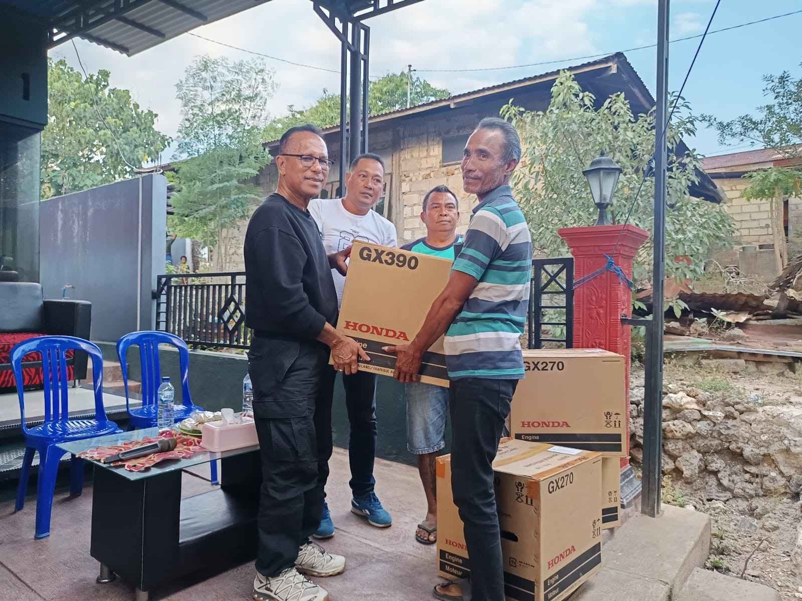 Usman Husin Serahkan Bantuan Mesin Katinting dan Serap Aspirasi Nelayan di Nunhila: Bantuan Harus Tepat Sasaran Usman Husin Serahkan Bantuan Mesin Katinting dan Serap Aspirasi Nelayan di Nunhila: Bantuan Harus Tepat Sasaran