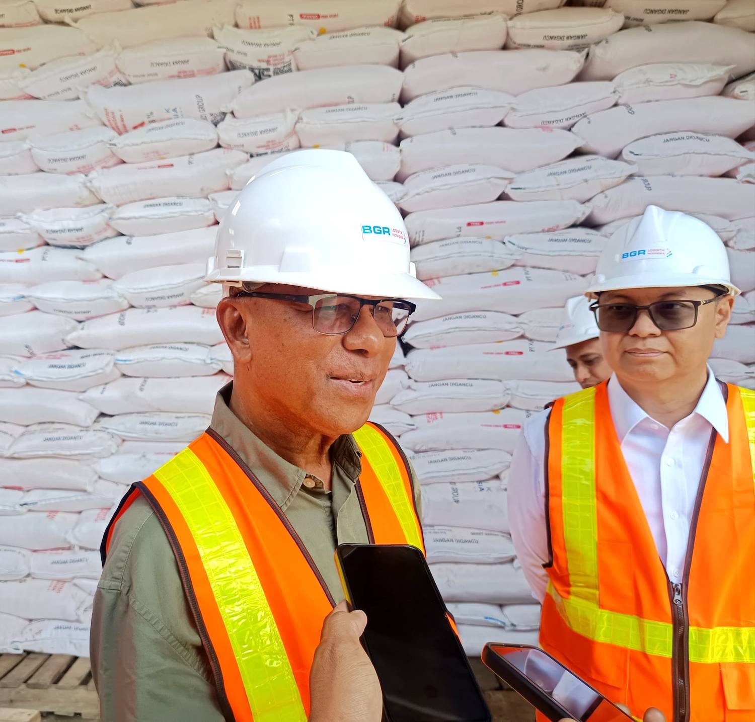Usman Husin Tinjau Gudang Pupuk Indonesia di Kupang, Dorong Evaluasi Distribusi hingga Penambahan Kios Usman Husin Tinjau Gudang Pupuk Indonesia di Kupang, Dorong Evaluasi Distribusi hingga Penambahan Kios
