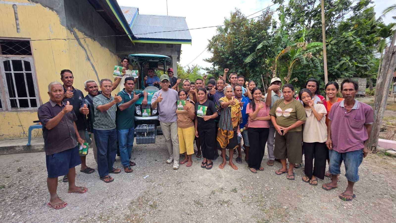 Usman Husin Serahkan Traktor Roda Empat untuk Petani Bawang Oesao, Bantuan Aspirasi Pertama yang Diterima Petani Usman Husin Serahkan Traktor Roda Empat untuk Petani Bawang Oesao, Bantuan Aspirasi Pertama yang Diterima Petani