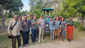 Penantian Panjang Petani Oetimu Akhirnya Terwujud, Usman Husin Serahkan Traktor Roda Empat