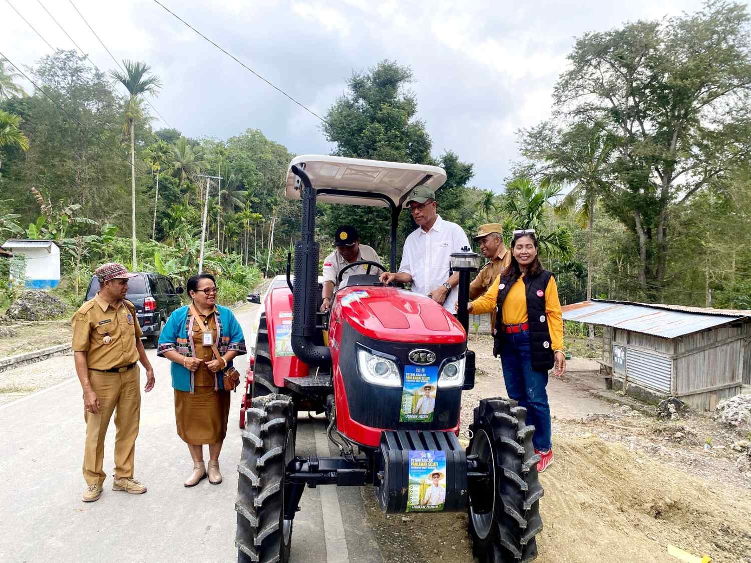 Usman Husin Hadirkan Traktor, Bibit Durian dan Pupuk untuk KWT Hidup Oleh Iman di TTS, Ketua Kelompok: “Ini Berkat yang Sudah Lama Kami Nantikan” Usman Husin Hadirkan Traktor, Bibit Durian dan Pupuk untuk KWT Hidup Oleh Iman di TTS, Ketua Kelompok: “Ini Berkat yang Sudah Lama Kami Nantikan”