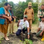 Tanam Durian di Desa Hoi, Usman Husin Ingin Jadikan Model untuk Kabupaten TTS