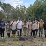 Usai Tanam Durian Unggul di Oenino, Usman Husin Minta PPL Dampingi Hingga Berbuah