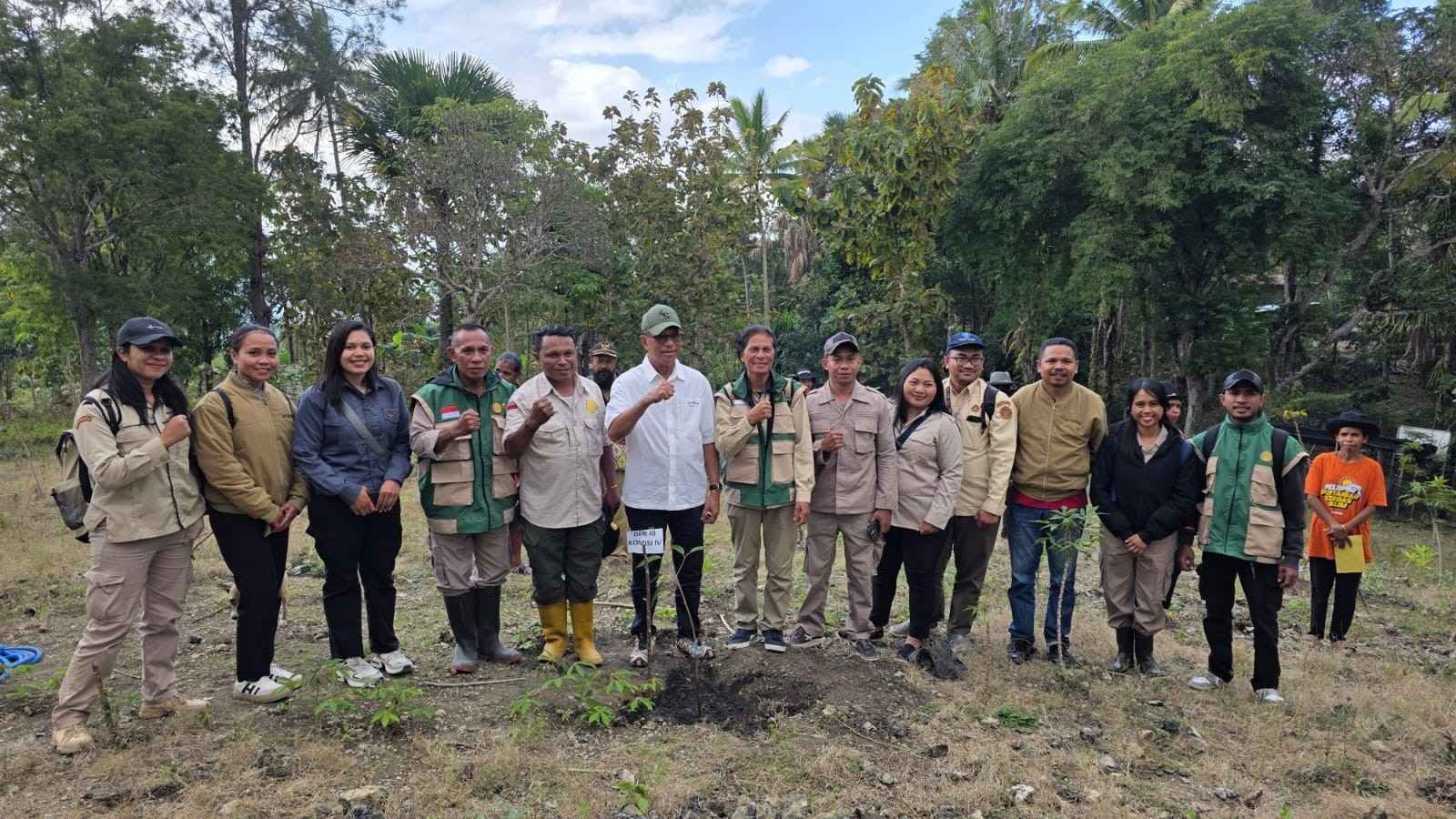 Usai Tanam Durian Unggul di Oenino, Usman Husin Minta PPL Dampingi Hingga Berbuah Usai Tanam Durian Unggul di Oenino, Usman Husin Minta PPL Dampingi Hingga Berbuah
