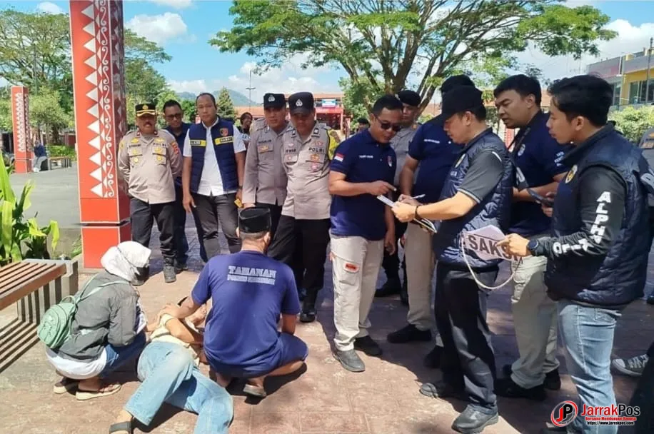 43 Adegan Diperagakan Tersangka Dalam Rekontruksi Kasus Penganiayaan di Taman Kota 43 Adegan Diperagakan Tersangka Dalam Rekontruksi Kasus Penganiayaan di Taman Kota