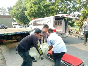 TRAGIS! Motor Tabrak Truk, Balita Tewas di Lokasi
