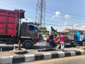 Truk Tronton Tabrak 5 Kendaraan Bermotor di Lampu Merah Blabak Diduga Rem Blong