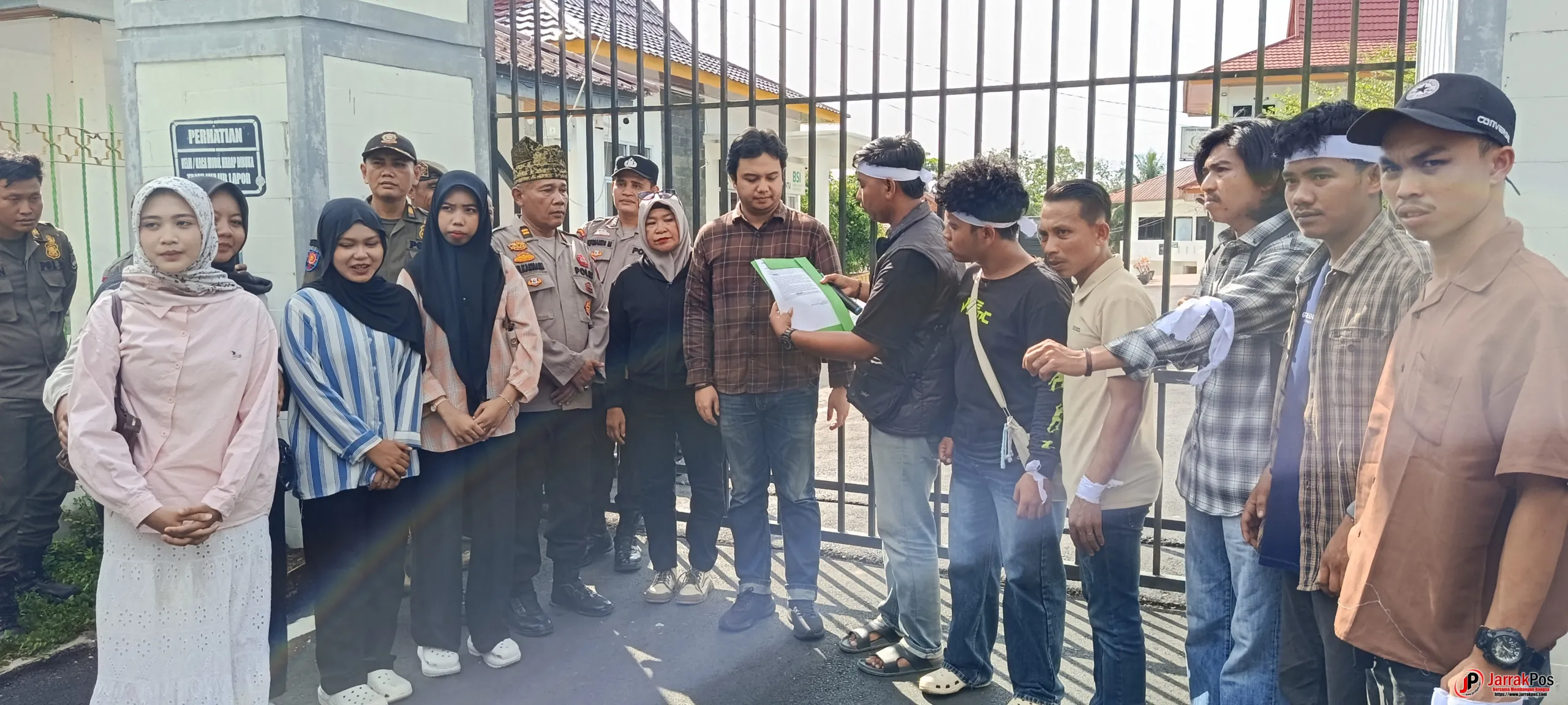 Puluhan Mahasiswa Gelar Aksi di Kejari Rokan Hulu, Desak Pengusutan Dugaan Dana Haji dan Evaluasi Prestasi MTQ 2026 Puluhan Mahasiswa Gelar Aksi di Kejari Rokan Hulu, Desak Pengusutan Dugaan Dana Haji dan Evaluasi Prestasi MTQ 2026