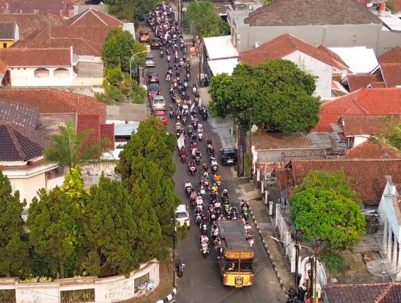 Lolos Liga 3, Ribuan Warga Sambut Kedatangan PESIK Kuningan