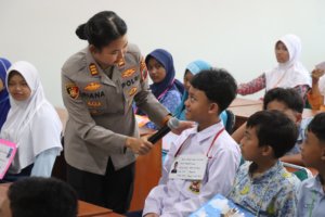 Cegah Kenakalan Remaja, AKP Riana Sosialisasikan Hukum di SMP Muhammadiyah Bandongan