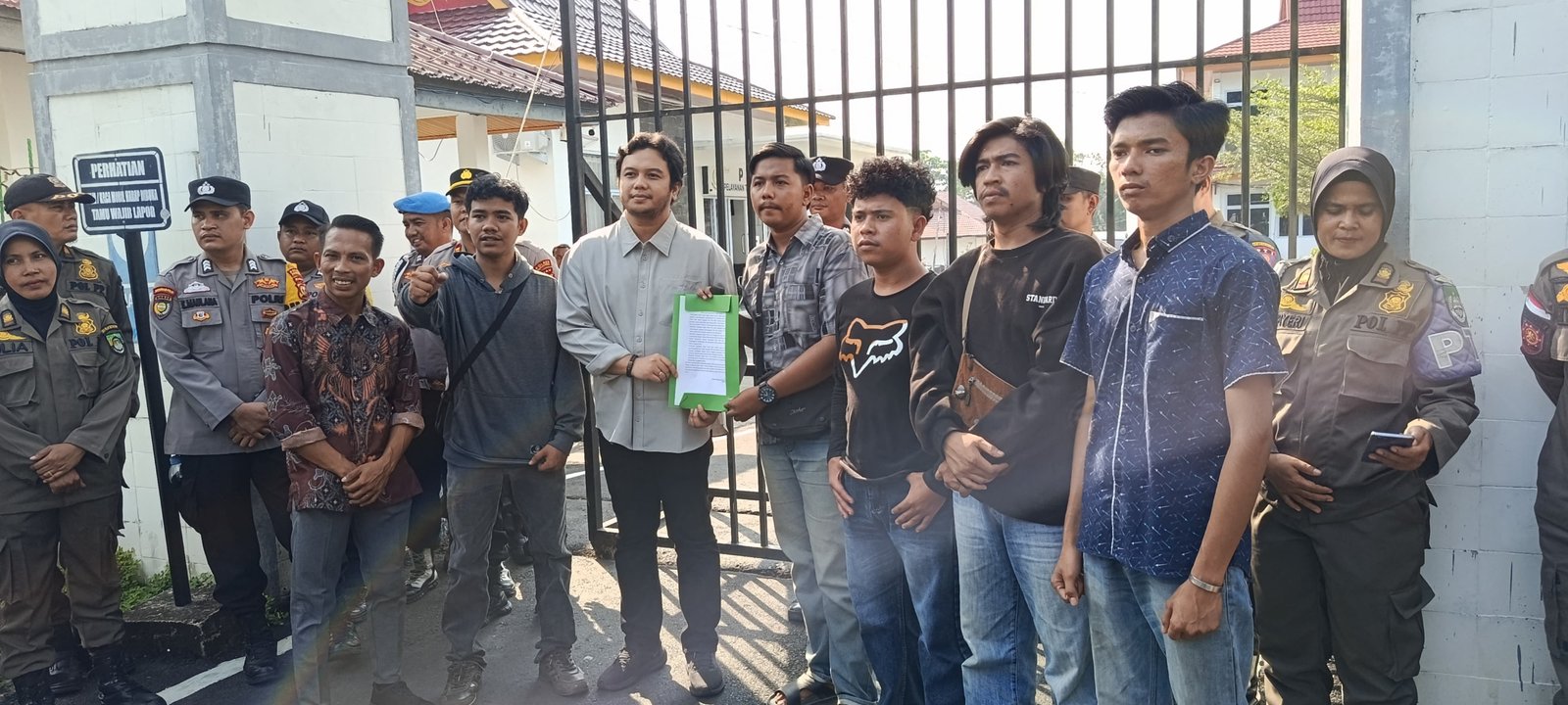 Aksi Jilid II Puluhan Mahasiswa Geruduk Kejari Rohul, Tuntut Usut Dugaan Penyimpangan Anggaran Haji 2026 Aksi Jilid II Puluhan Mahasiswa Geruduk Kejari Rohul, Tuntut Usut Dugaan Penyimpangan Anggaran Haji 2026