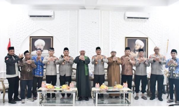 Warga Sumber Cirebon Sambut Antusias Kunjungan Kapolda Jabar ke Ponpes Al-Khairiyah Warga Sumber Cirebon Sambut Antusias Kunjungan Kapolda Jabar ke Ponpes Al-Khairiyah