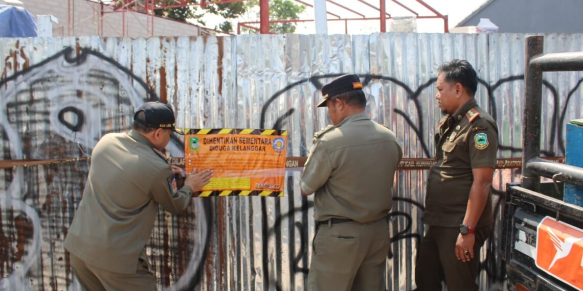 Berdiri Tanpa Izin, Bangunan di Bunderan Cijoho Disegel Satpol PP Berdiri Tanpa Izin, Bangunan di Bunderan Cijoho Disegel Satpol PP