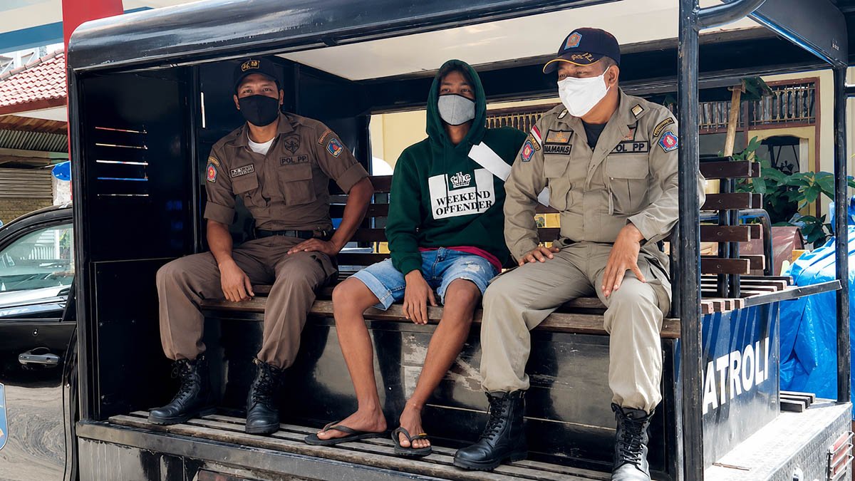 Satpol PP saat Lakukan Penertiban Satpol PP saat Lakukan Penertiban