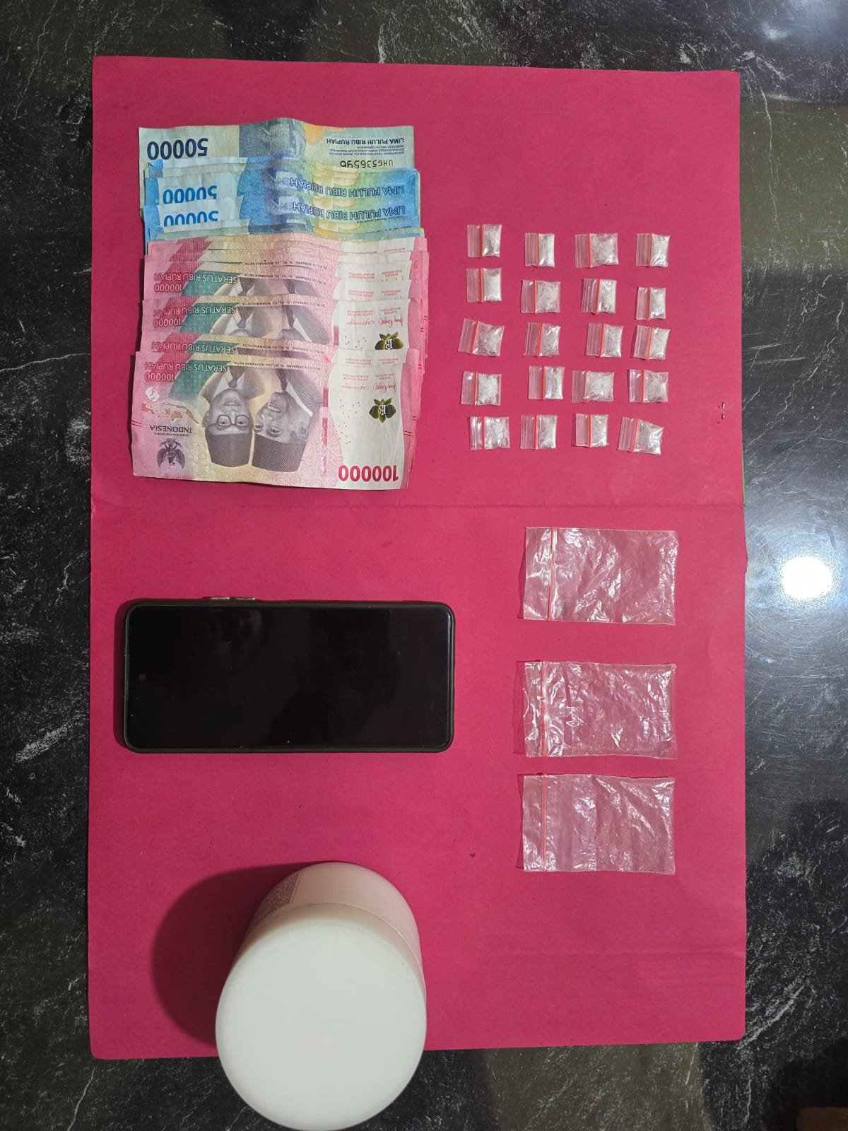 Penggrebekan Di Perum PT PISP II Berhasil Polsek Kepenuhan Amankan Satu Tersangka,Iptu Jones.S.H Tegaskan Kejar DPO Penggrebekan Di Perum PT PISP II Berhasil Polsek Kepenuhan Amankan Satu Tersangka,Iptu Jones.S.H Tegaskan Kejar DPO